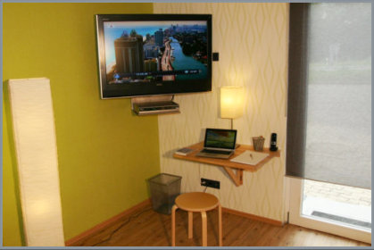 Ferienwohnung Bad Gandersheim - Wohnzimmer mit Flat-TV und Schreibtisch - WIFI Internet